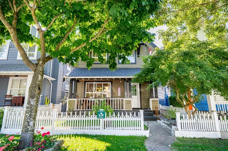 132 STAR CRESCENT - photo 2 of 25