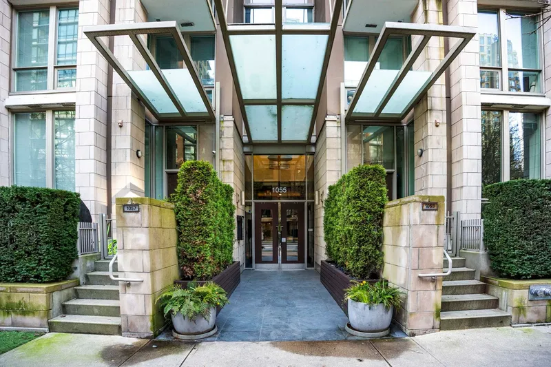 1802 1055 RICHARDS STREET - photo 4 of 25