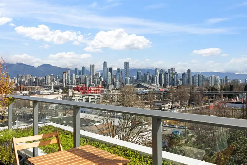 707 1777 W 7TH AVENUE - photo 2 of 25