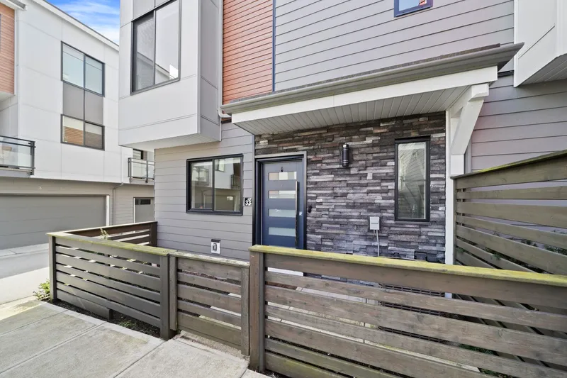 33 1639 162 STREET - photo 2 of 25