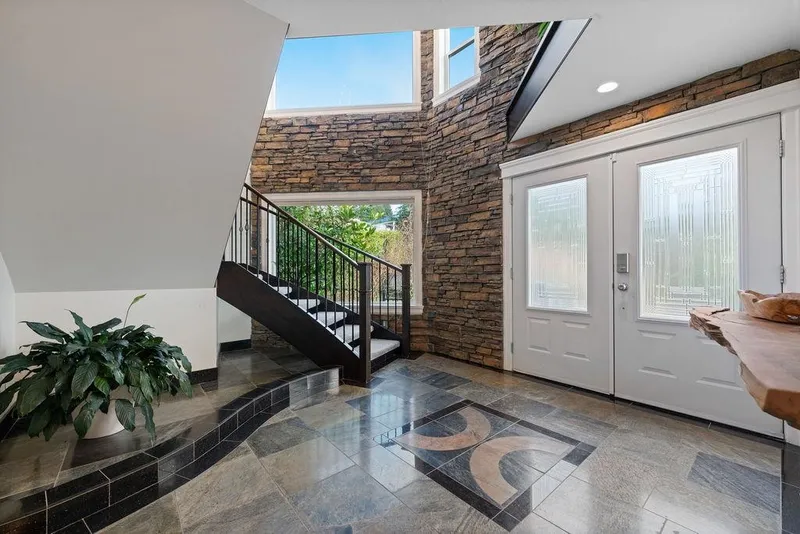 1087 FINLAY STREET - photo 3 of 25