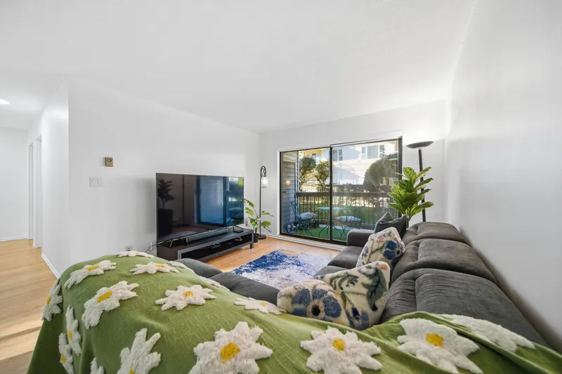 104 15290 THRIFT AVENUE - photo 3 of 23