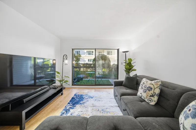 104 15290 THRIFT AVENUE - photo 4 of 23