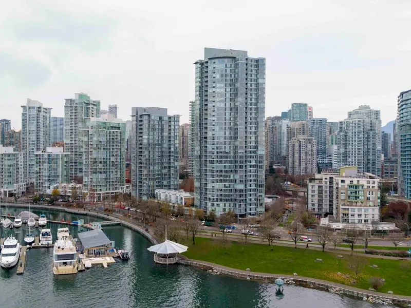 3805 1033 MARINASIDE CRESCENT - photo 3 of 25