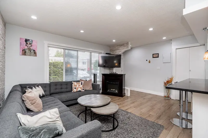 612 11901 89A AVENUE - photo 1 of 25