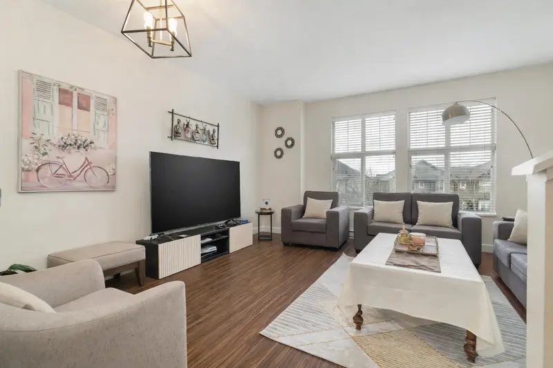 7 18211 70 AVENUE - photo 2 of 25