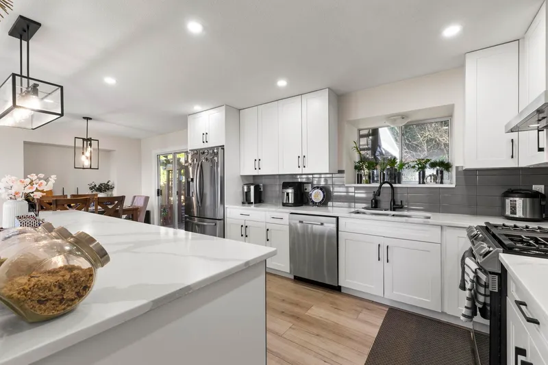 2866 GLENAVON STREET - photo 4 of 25