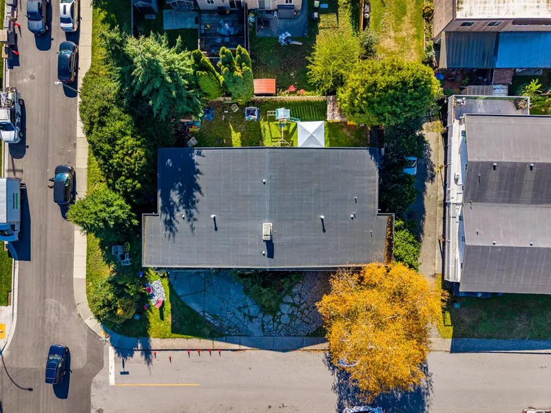 780 782 CATHERINE AVENUE - photo 3 of 25