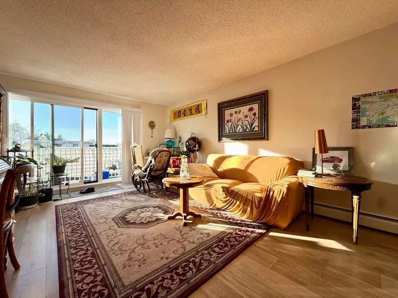 302 7260 LINDSAY ROAD - photo 2 of 8