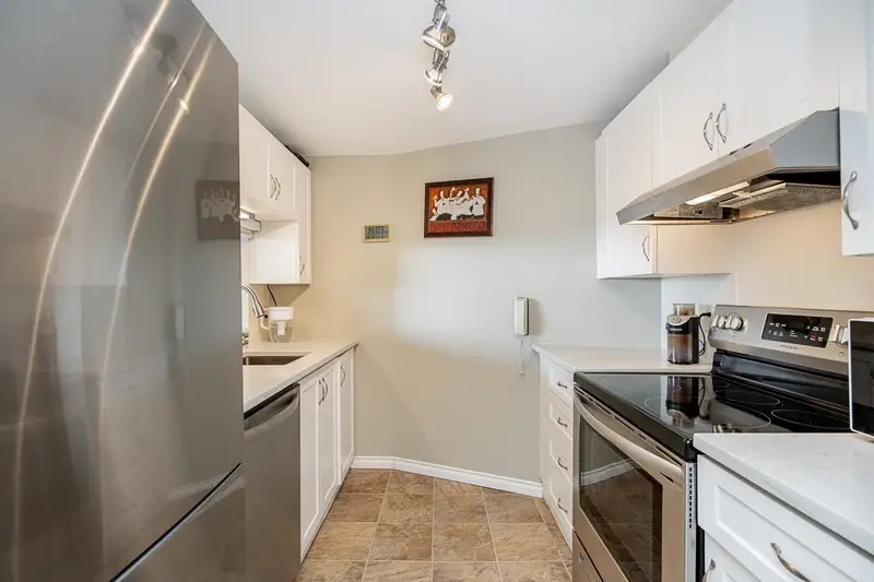 502 15111 RUSSELL AVENUE - photo 4 of 25