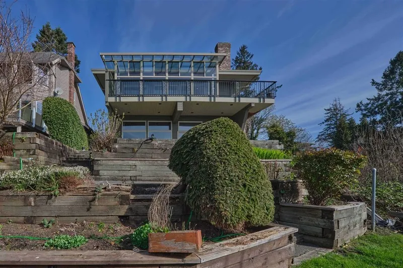 13026 13 AVENUE - photo 2 of 25