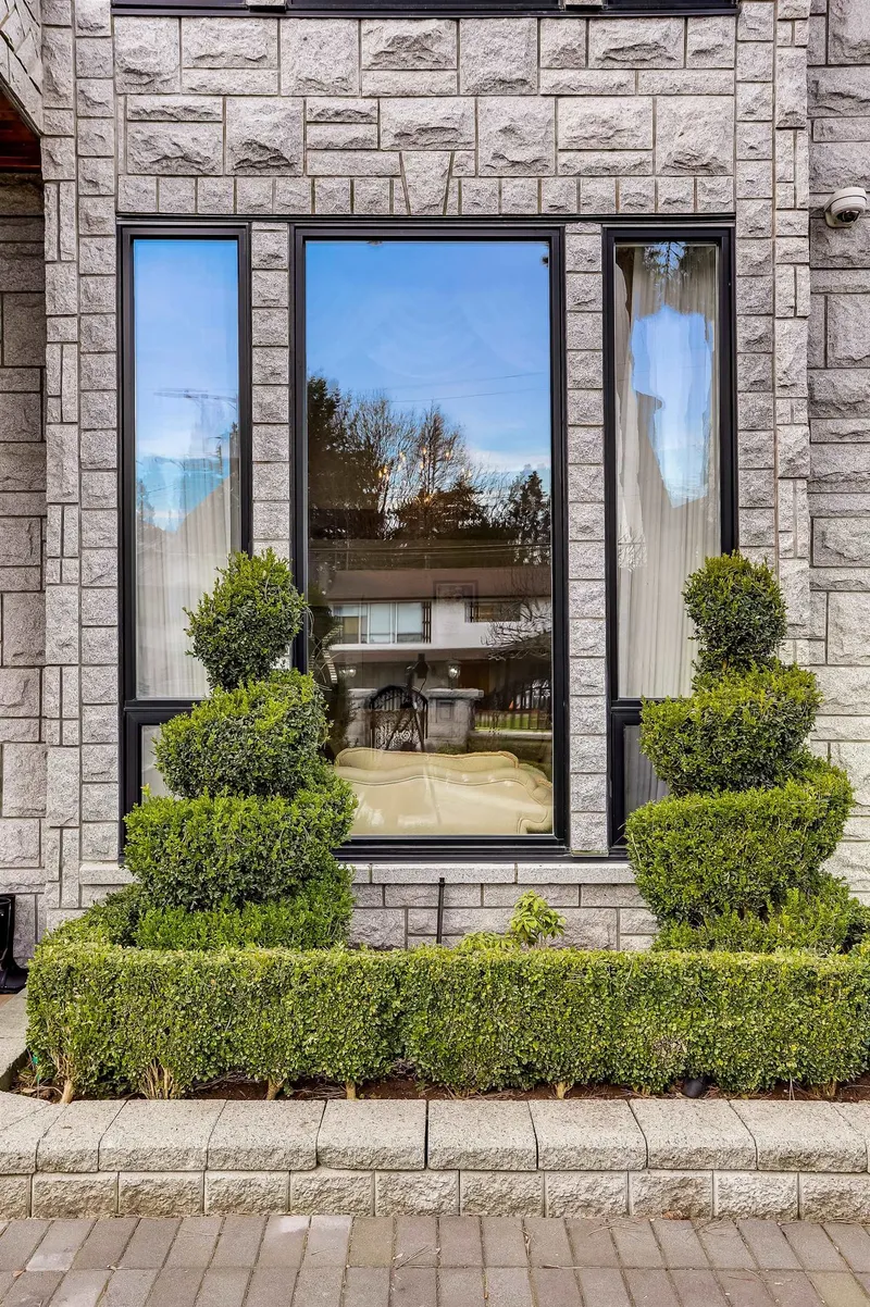 2091 MCLENNAN AVENUE - photo 3 of 25