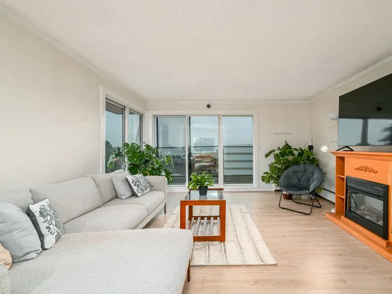 201 2336 WALL STREET - photo 2 of 25