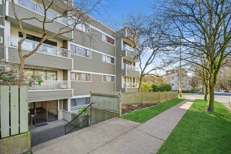 301 674 W 17TH AVENUE - photo 2 of 20