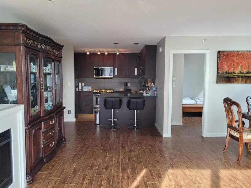 1703 2979 GLEN DRIVE - photo 3 of 9