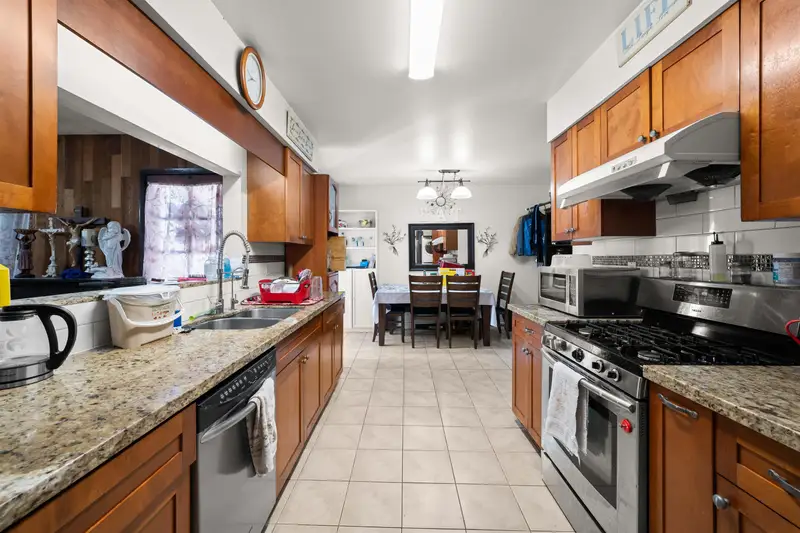 9771 PINEWELL CRESCENT - photo 3 of 14