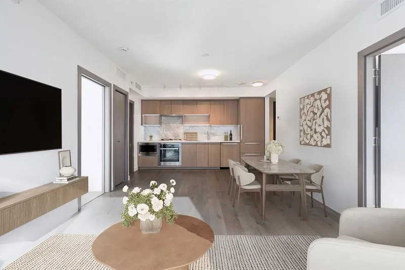 1751 38 SMITHE STREET - photo 3 of 25