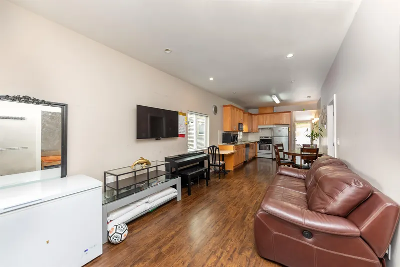 1011 AUCKLAND STREET - photo 2 of 19