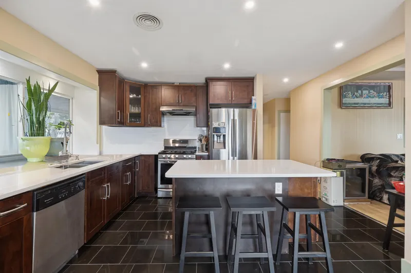 16388 88 AVENUE - photo 2 of 25