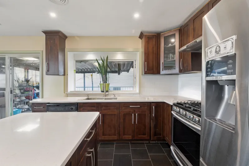 16388 88 AVENUE - photo 3 of 25