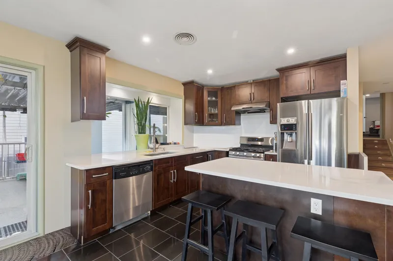 16388 88 AVENUE - photo 4 of 25