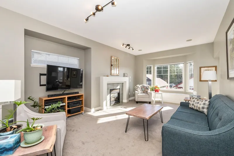 127 EVERGREEN CRESCENT - photo 3 of 25