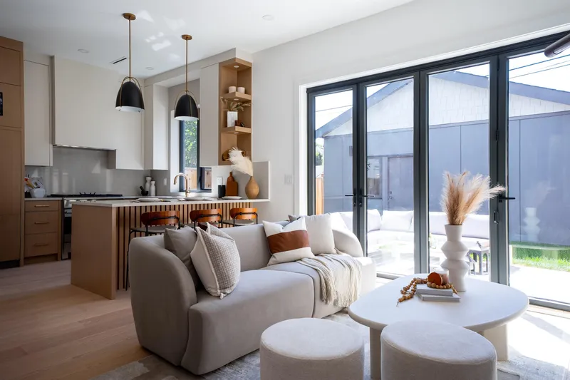 2 356 E 40TH AVENUE - photo 1 of 24