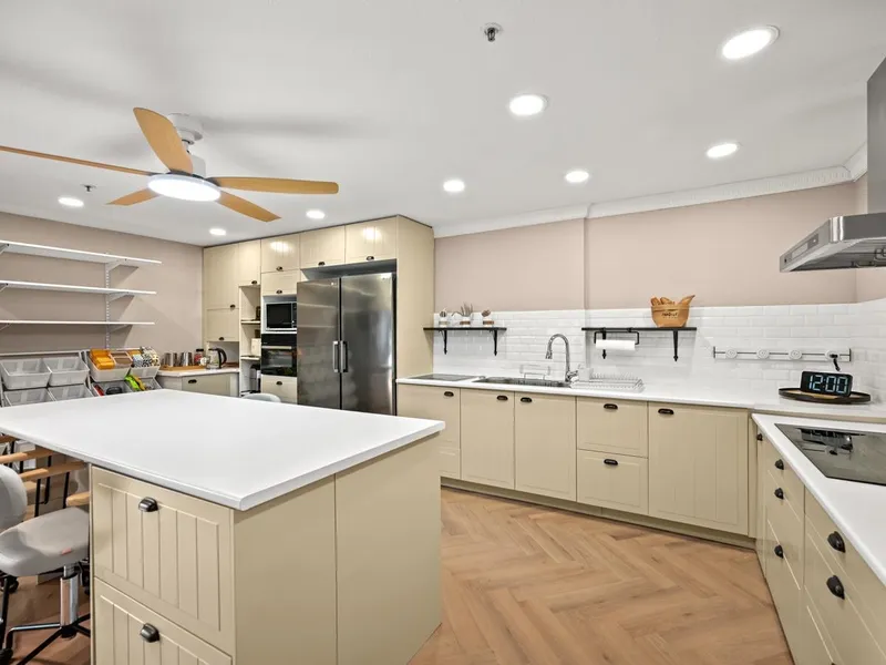 201 7600 MOFFATT ROAD - photo 2 of 25