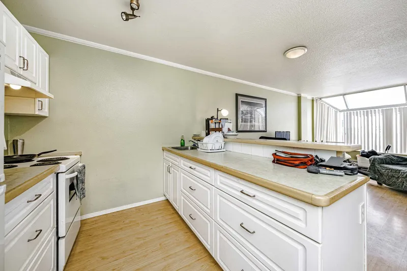 610 1330 BURRARD STREET - photo 2 of 25