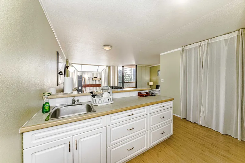 610 1330 BURRARD STREET - photo 3 of 25