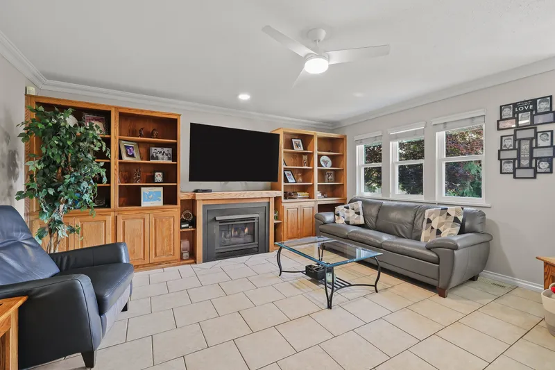 14860 82A AVENUE - photo 4 of 25