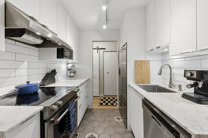 101 175 E 5TH STREET - photo 4 of 25