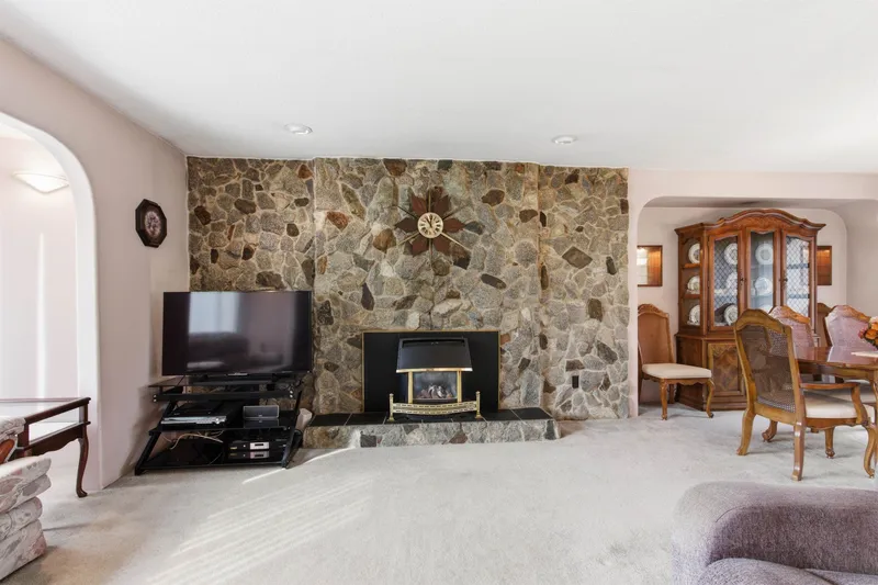 22641 BROWN AVENUE - photo 4 of 25