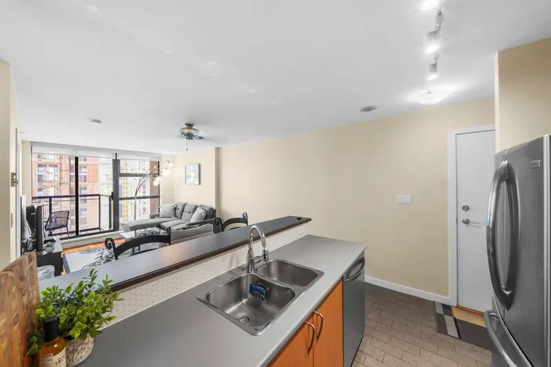 2107 1295 RICHARDS STREET - photo 2 of 25