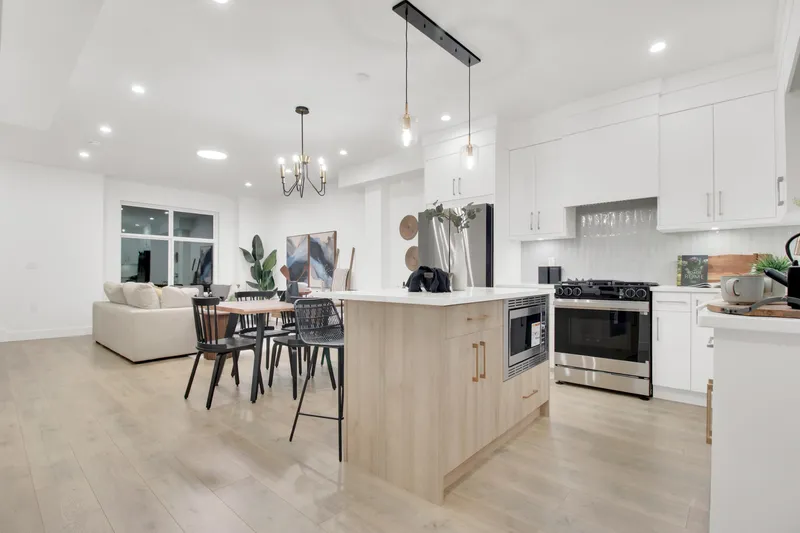 23 12770 105 AVENUE - photo 2 of 25