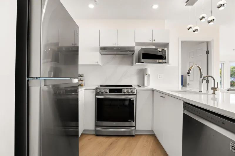 206 1119 VIDAL STREET - photo 3 of 25