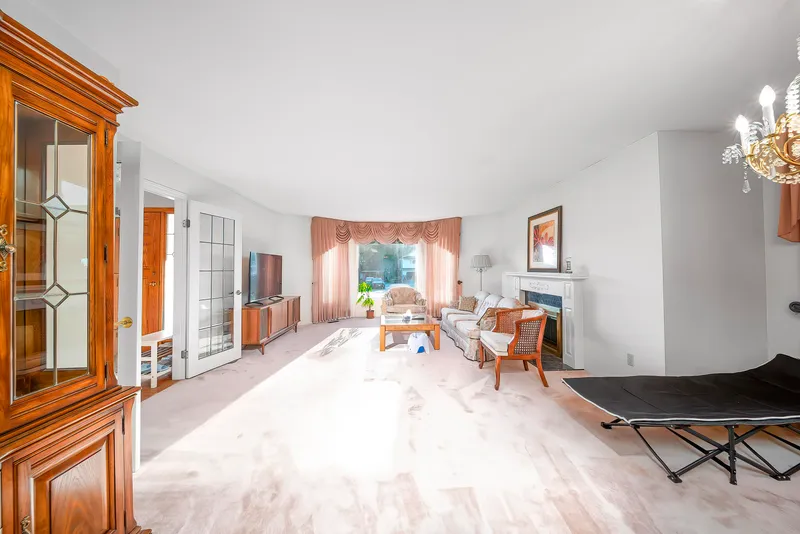 4837 8A AVENUE - photo 4 of 25