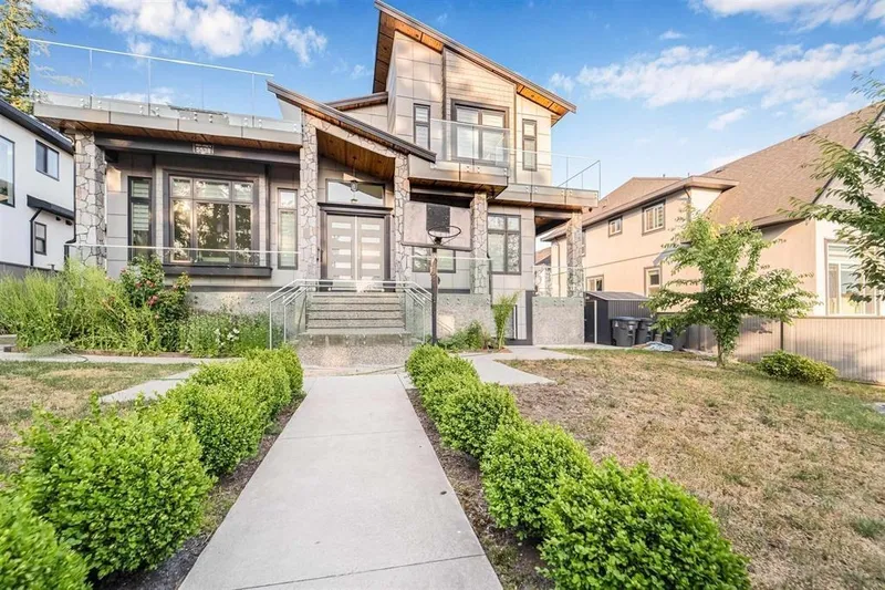 5538 184 STREET - photo 2 of 25