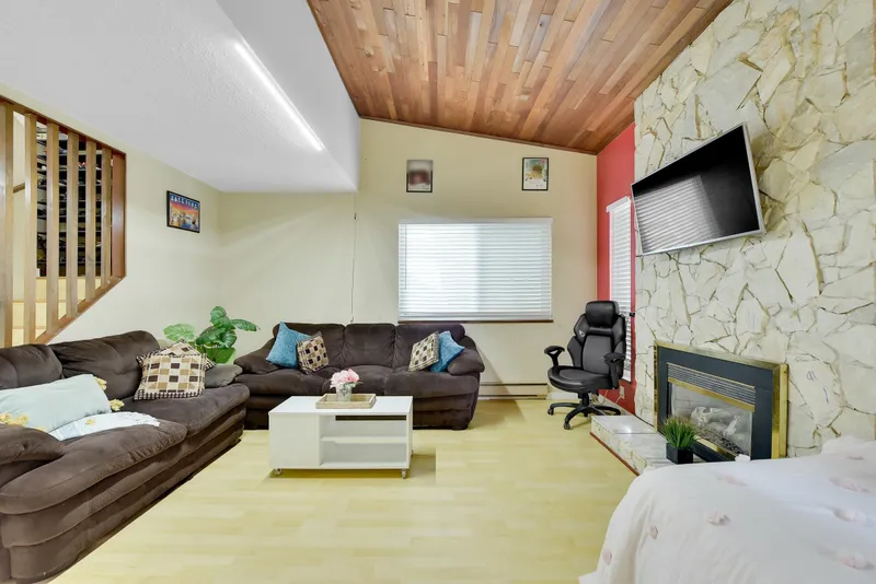 7390 129 STREET - photo 4 of 25