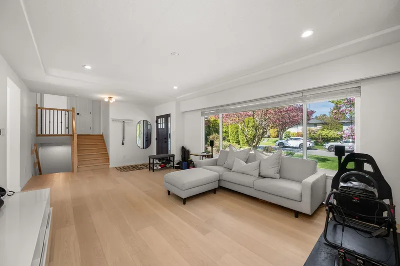 2566 MCBAIN AVENUE - photo 4 of 25