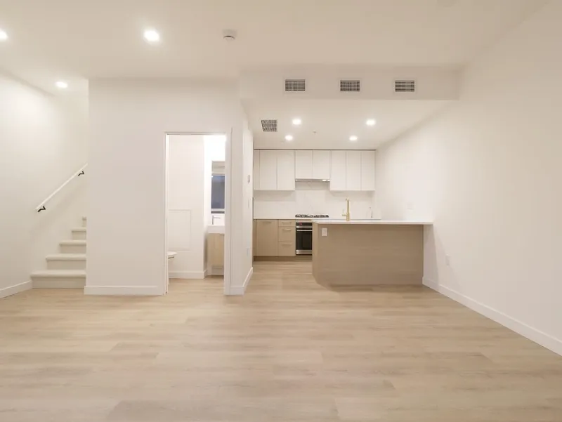 112 390 GUILBY STREET - photo 3 of 21