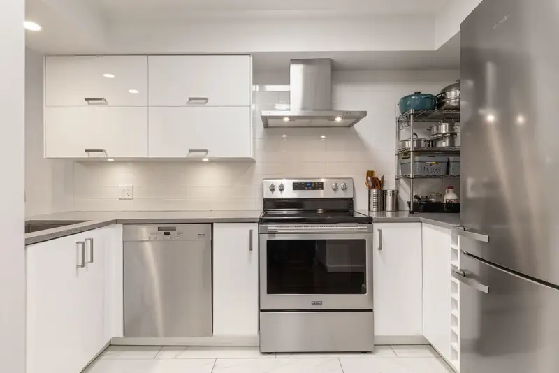 201 1225 BARCLAY STREET - photo 2 of 23