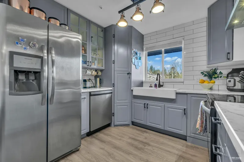 301 6390 196 STREET - photo 2 of 22