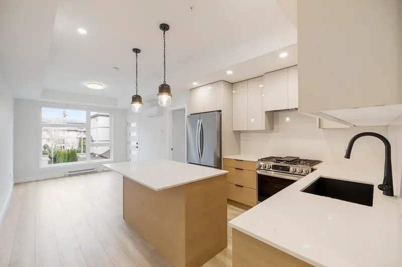 203 15353 17 AVENUE - photo 2 of 22