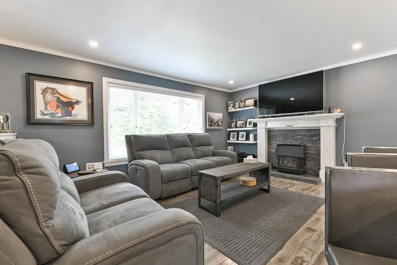 32354 14 AVENUE - photo 3 of 25