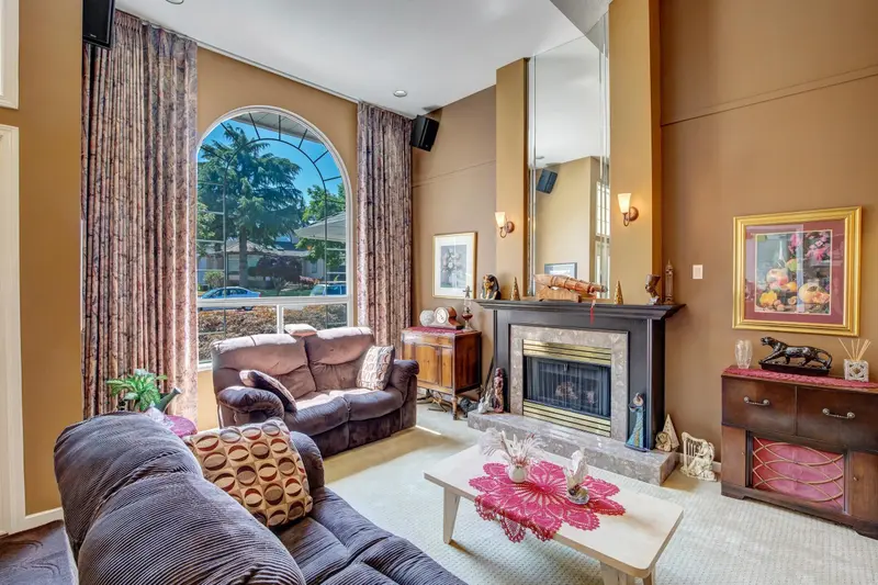 13541 60A AVENUE - photo 2 of 25