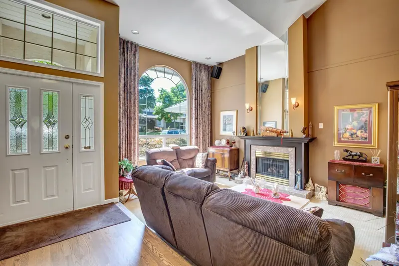 13541 60A AVENUE - photo 4 of 25