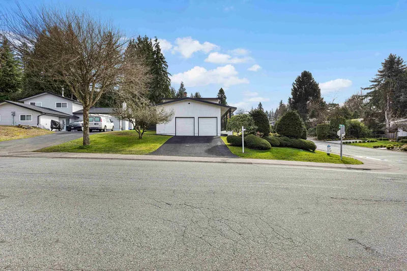 6788 STONEY CRESCENT - photo 3 of 25