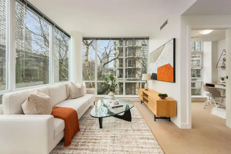 605 633 KINGHORNE MEWS - photo 2 of 25