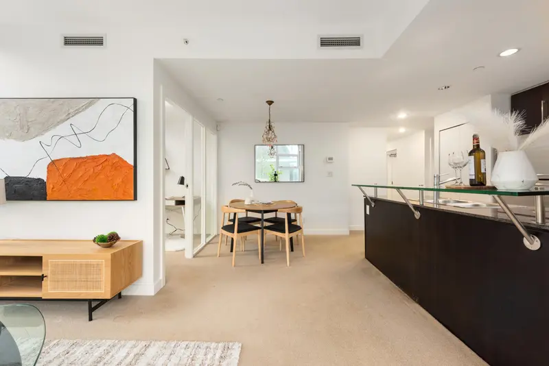 605 633 KINGHORNE MEWS - photo 4 of 25